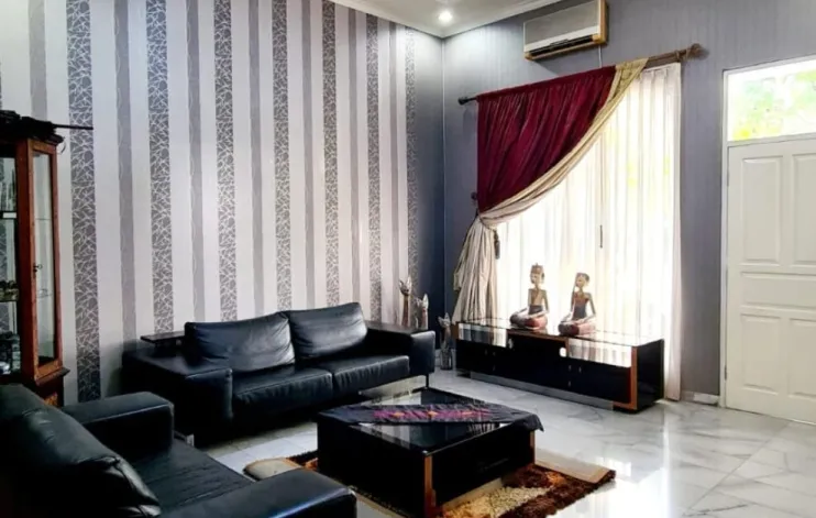 Rumah Besar Berdesain Klasik 4BR Harga Menarik 1