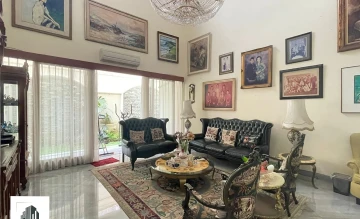 Rumah Disewa di Jakarta selatan 5 Bedrooms Townhouse With Spacious Back Yard And Swimming Pool